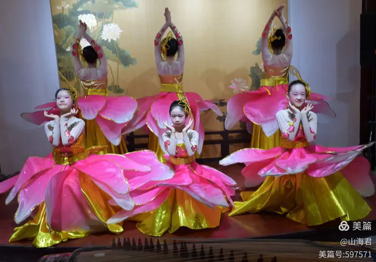 古漪少女荷花舞